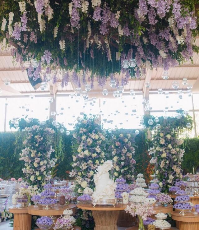 Decoração lúdica e romântica assinada pela @renatastabiledecor feita para um casamento de 1500 convidados.

Deslize ao lado para conferir mais detalhes!

_
Fotos: QG Weddings
#casamentorj 
#decoraçãocasamento #casamento
#casamentoaoarlivre #casamentonoriodejaneiro
#cerimoniacasamento #weddinddecor