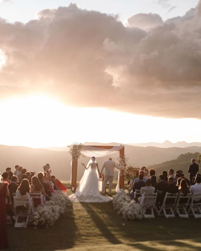 O SIM de Yani e Edgard nos encantos do @celeiromontealto

Lindo casamento que aconteceu no último mês e que foi puro charme rodeado por toda natureza em sua volta.

Deslize para o lado para conferir mais detalhes!

_
Fotos: @nahianimelofotografia 
#casamentonaserra #casamentonocampo #noivos #casamento #casamentoaoarlivre #rjweddings