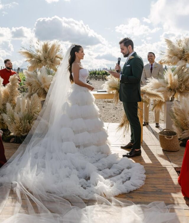 Destination Wedding em Mendoza 🌾 O SIM de Caroline e Eduardo, um casamento dos sonhos com direito a todo encanto de um casamento ao ar livre e registrado pelas lentes do @joaogonzalezfotografia 

Deslize para o lado para conferir cada foto linda desse grande dia.

_
#casamentonaserra #casamentonocampo #destinationweedding #fotografiadecasamento #weddingphotography #casamento #noivos