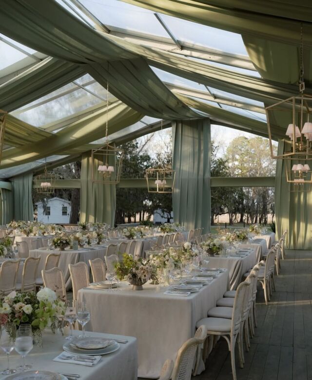 Os tecidos estão super em alta nas decorações! A gente adorou a forma que ele foi usado para valorizar ainda mais a estrutura. 💛✨

📷 @benfinch 

#decor #decoracaodecasamento #noiva #noivos
